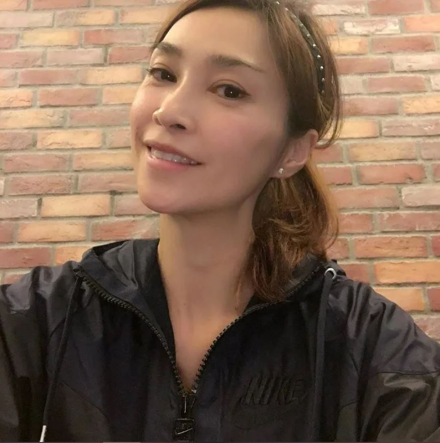 陪李克勤贴地吃大排档  冻龄卢淑仪被狂赞好老婆