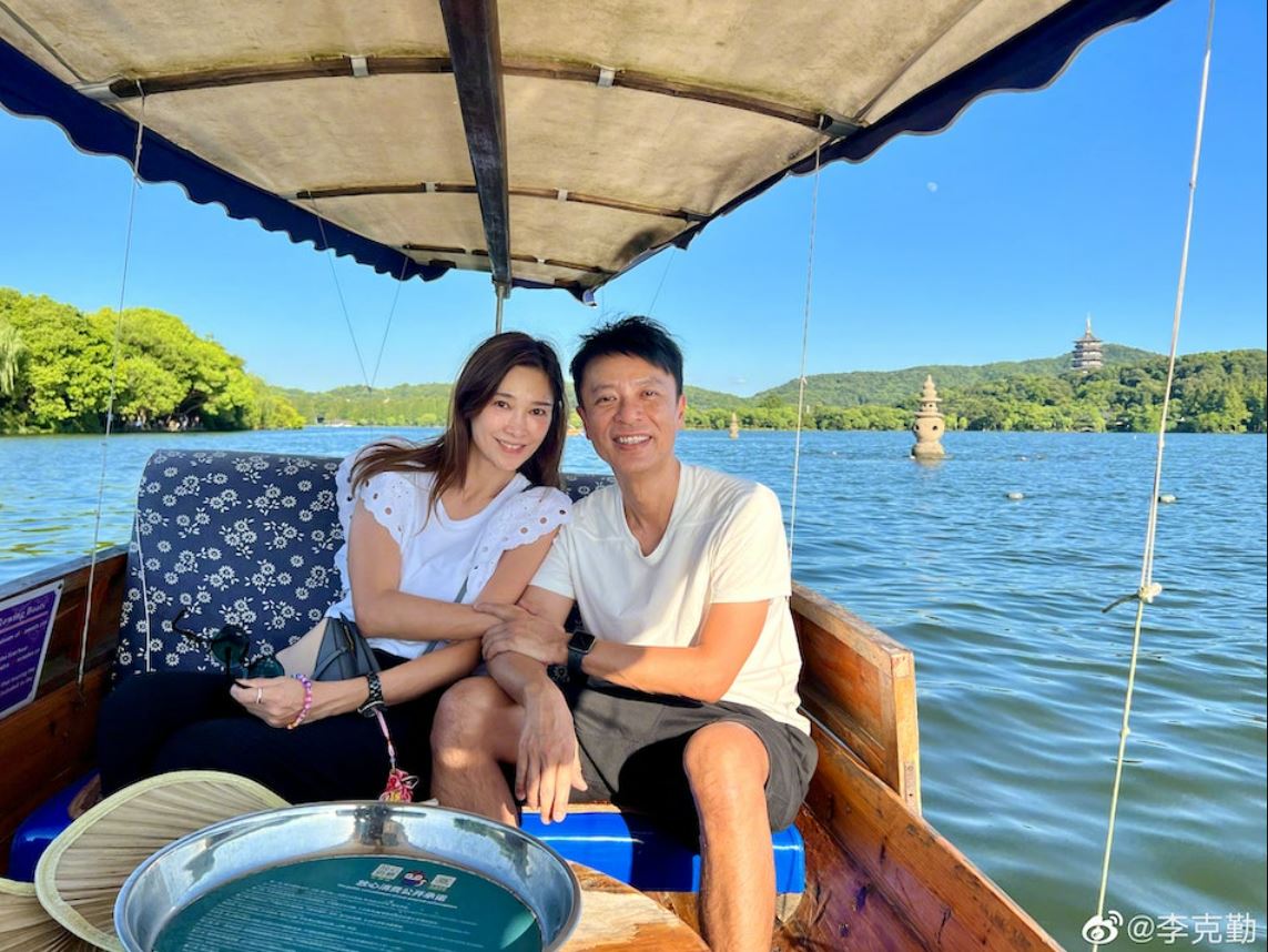陪李克勤贴地吃大排档  冻龄卢淑仪被狂赞好老婆