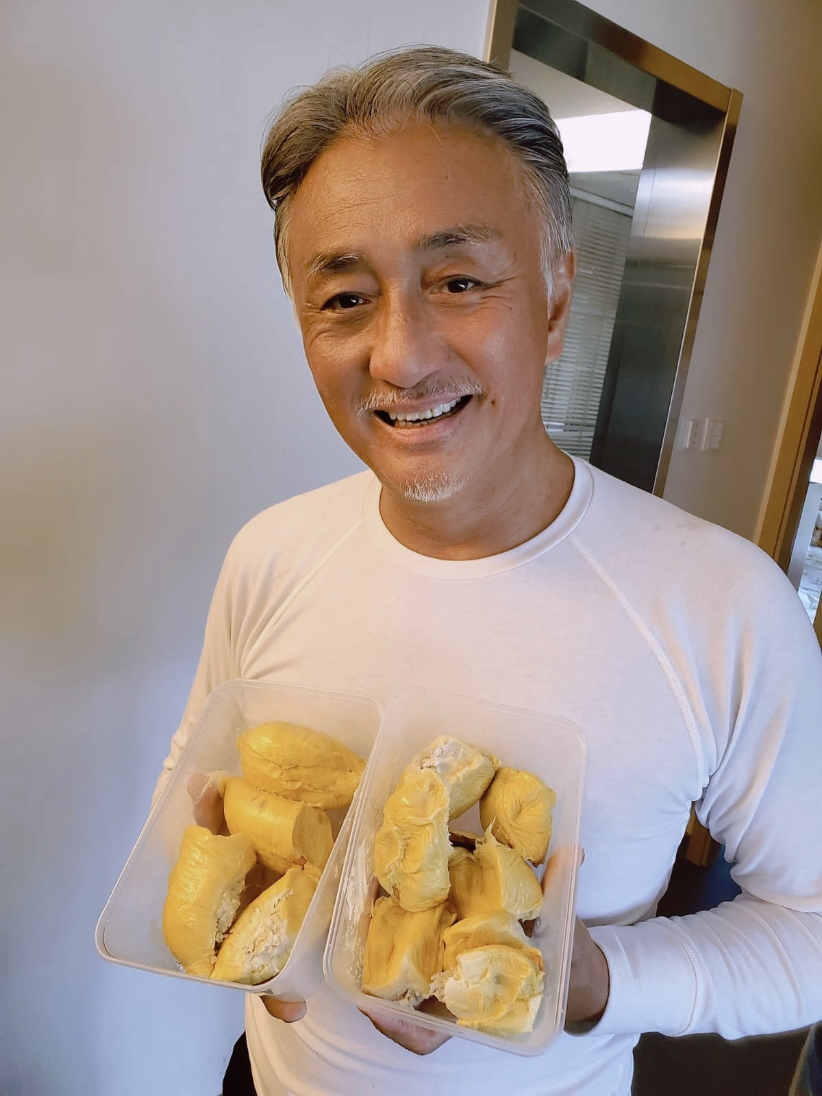 难忍猫山王诱惑？吴岱融二度参演《香江夜。南洋情》	