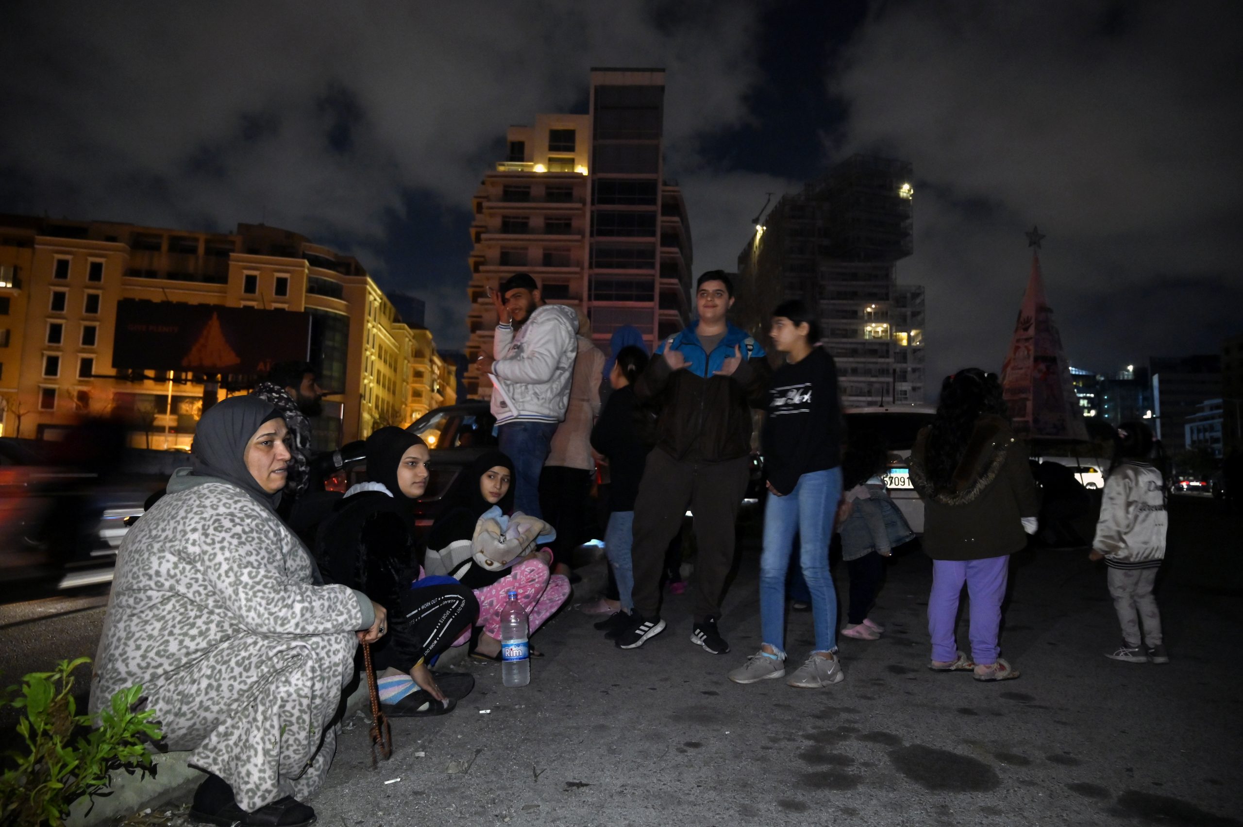 雪上加霜!土耳其再遭6.4级地震袭击 灾民涌上街头抱成一团