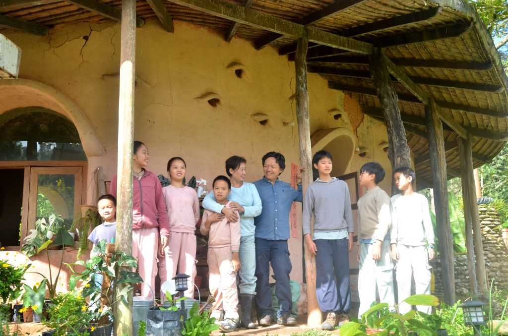 霹 24/3见报：封底主文／执子之手︱“你想要农场 我跟你种菜” 农家神仙眷侣浪漫成日常