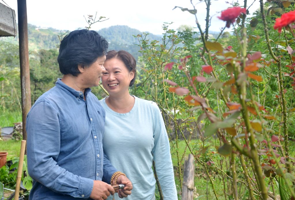 霹 24/3见报：封底主文／执子之手︱“你想要农场 我跟你种菜” 农家神仙眷侣浪漫成日常