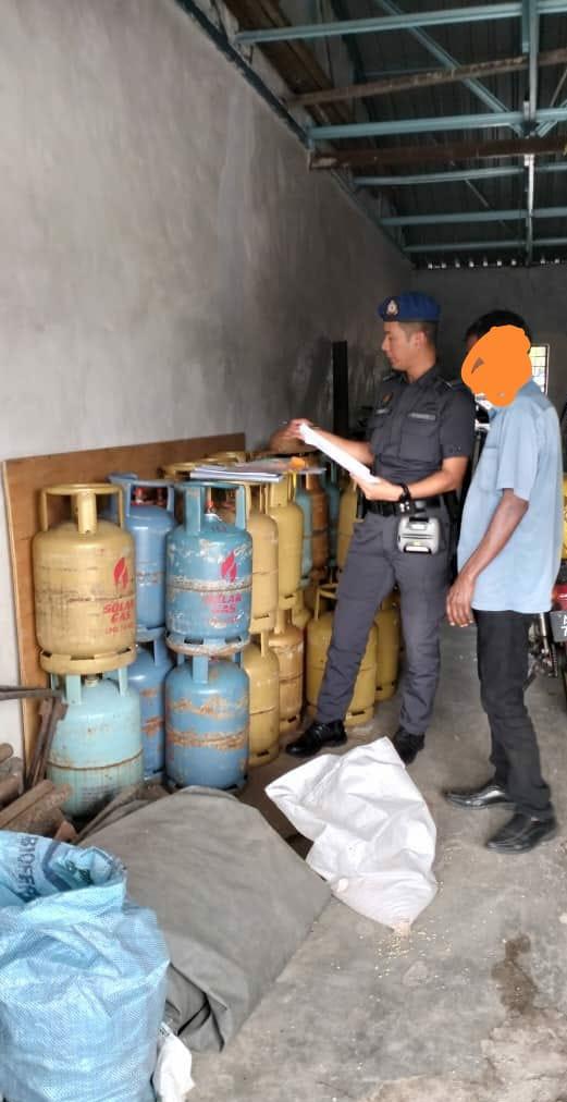 霹内页版头/贸消局上门取缔 充公5676令吉无执照煤气桶