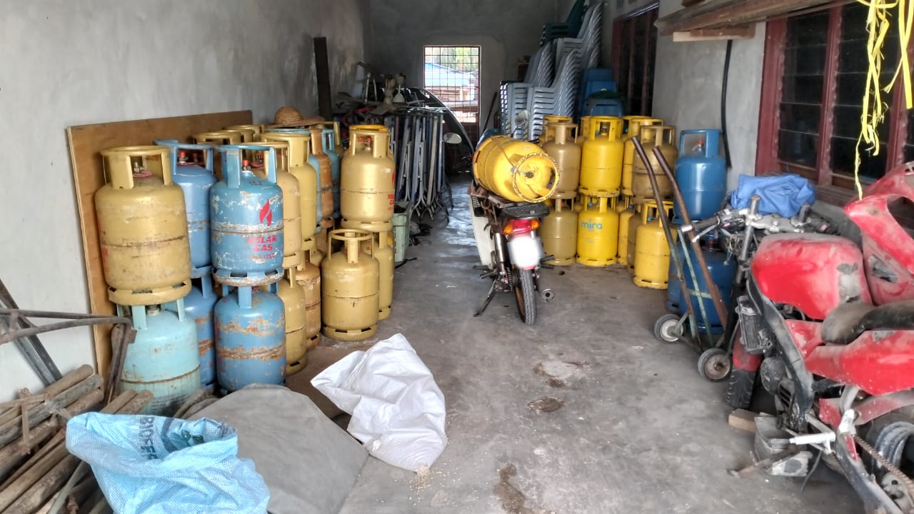 霹内页版头/贸消局上门取缔 充公5676令吉无执照煤气桶