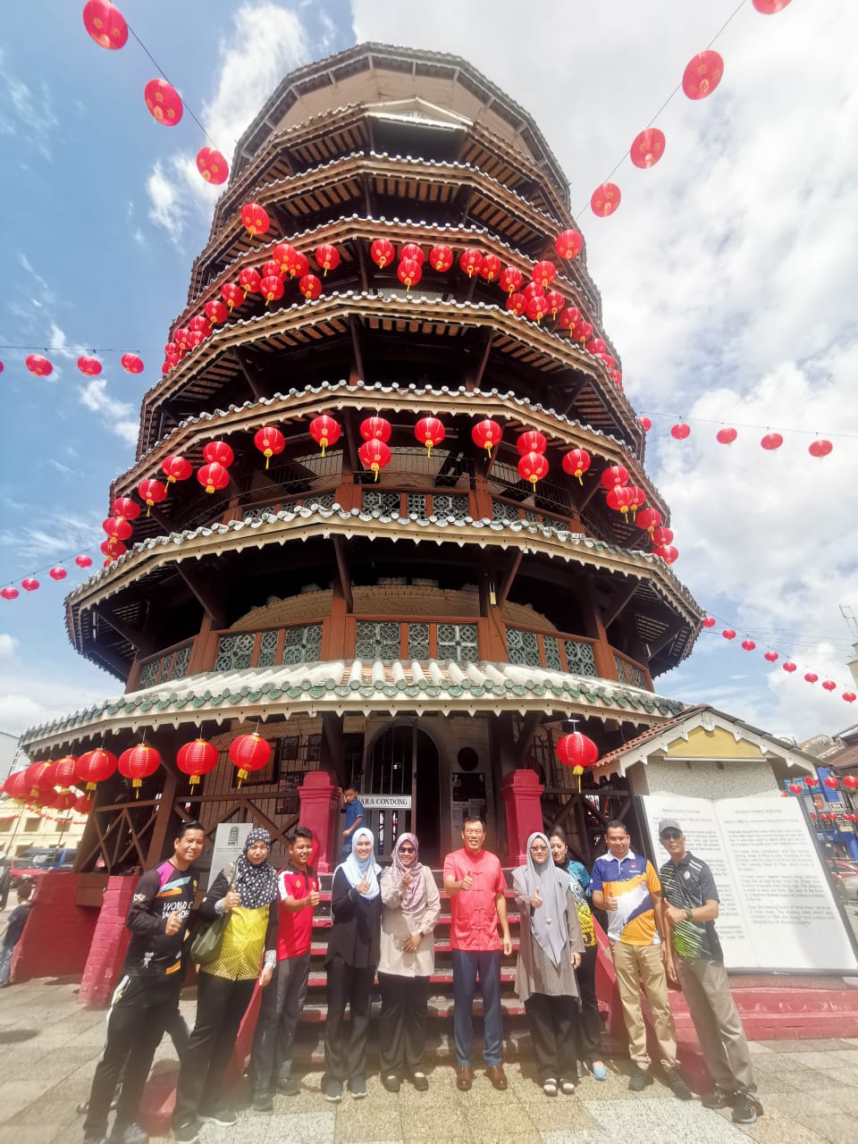 霹/罗思义促旅游业者 设二维码增多元语言讲解