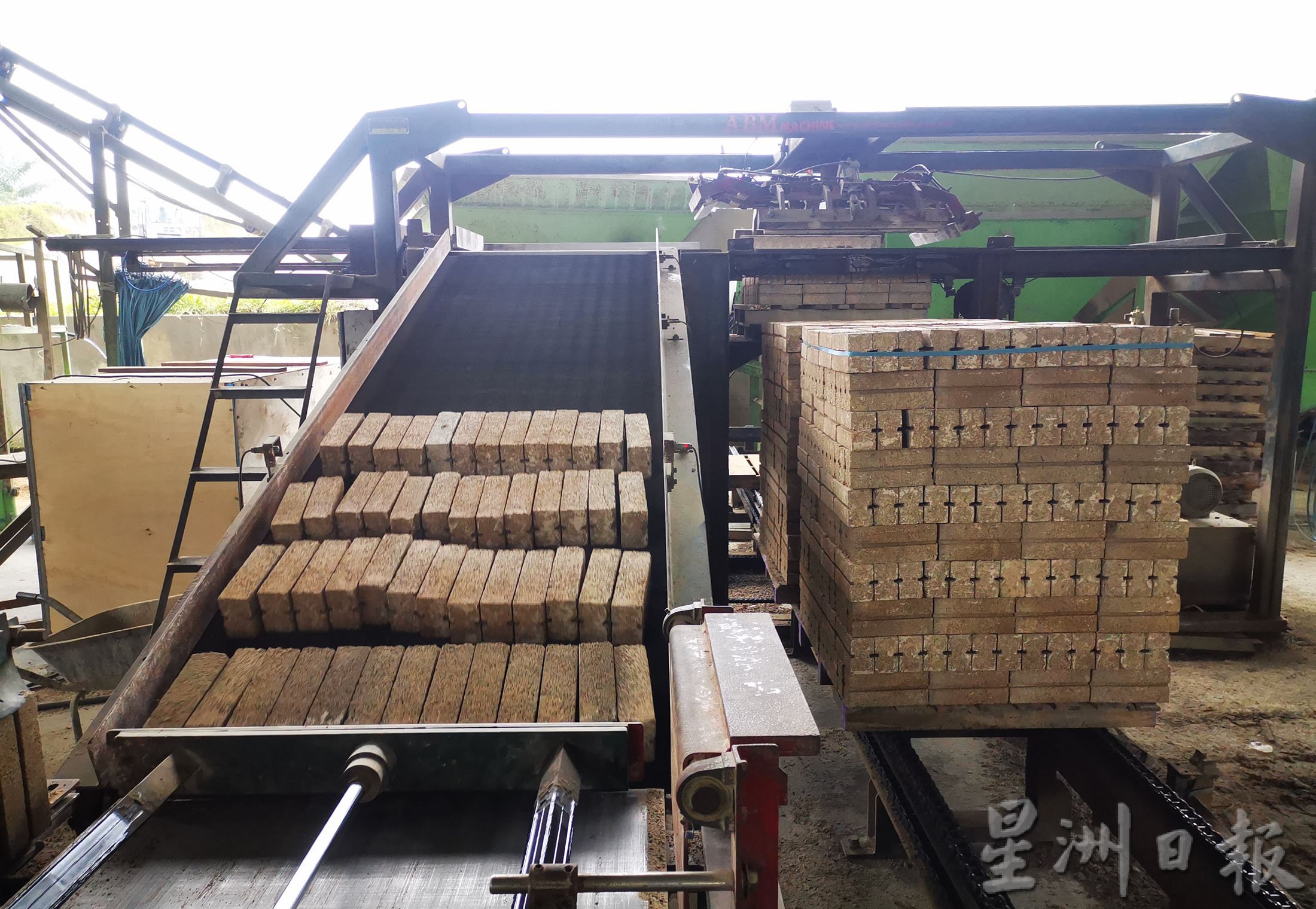 霹：1日见报／封底主文／它的诞生：生产沙砖简易，惟要用对原料，才能保证品质