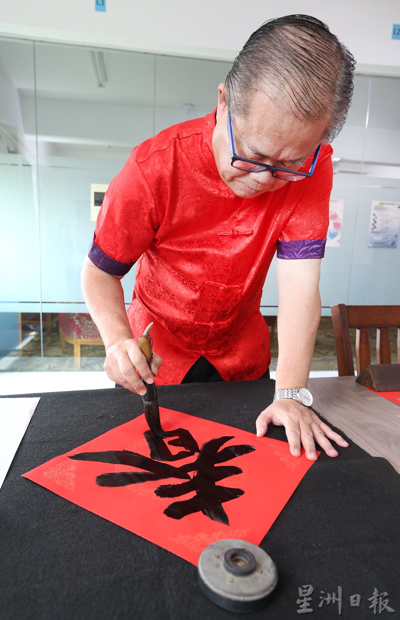 布先喜州华小校长萧志远热爱书法