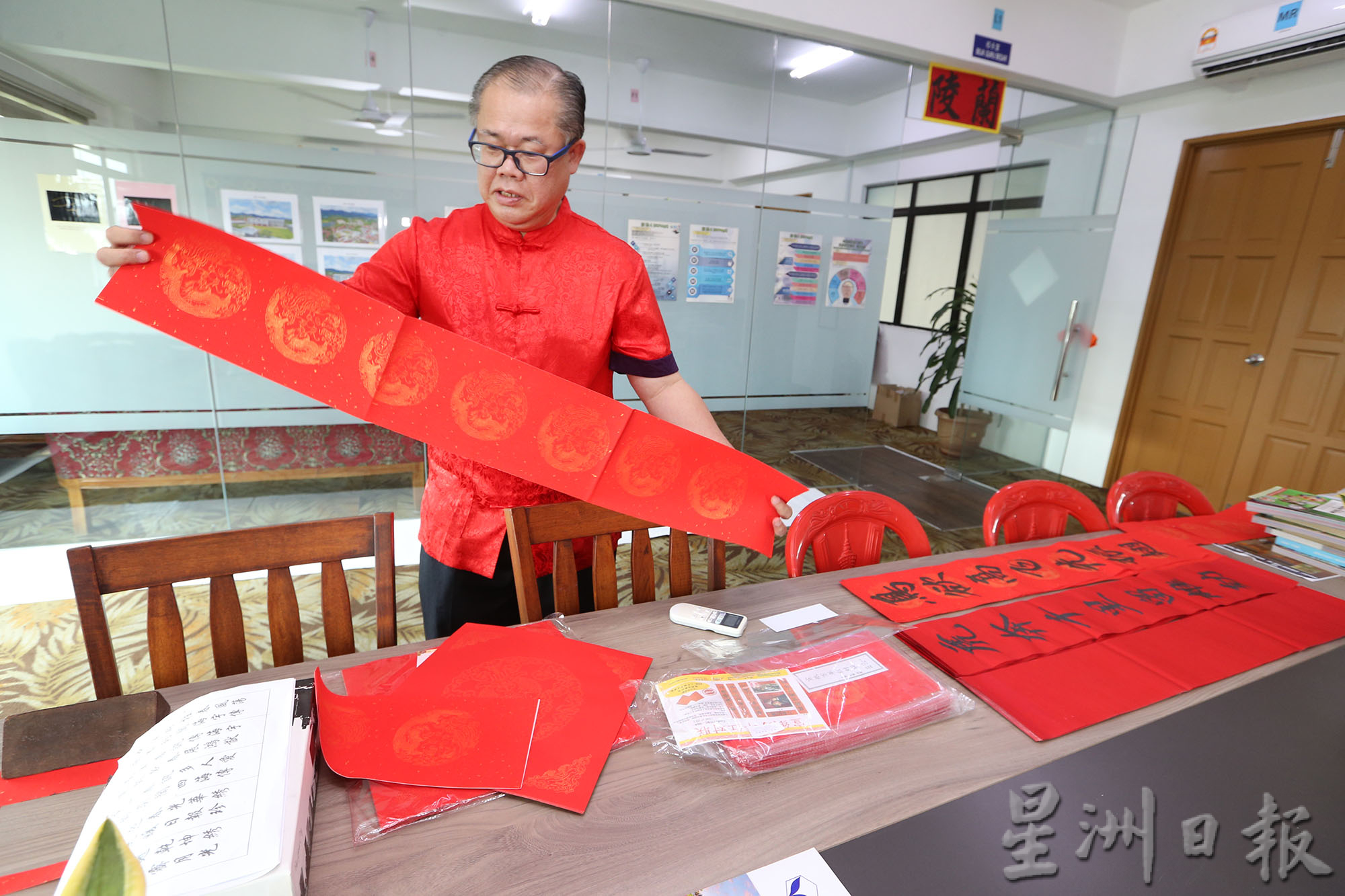 布先喜州华小校长萧志远热爱书法