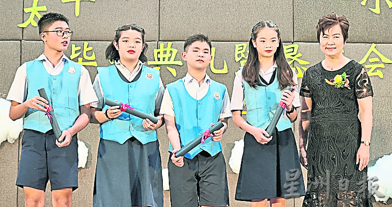 霹：保阁亚三华小举办毕业礼138学生毕业