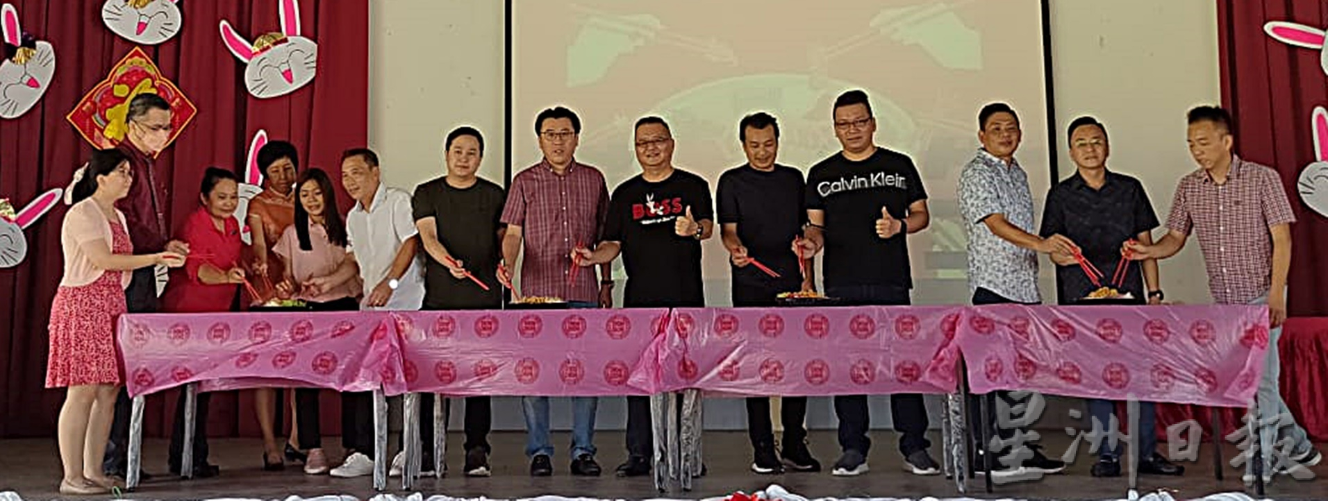 霹:后廊华小举办春节活动派红包年柑予师生