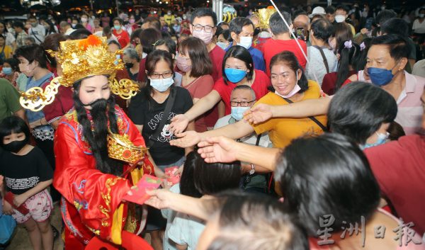 霹：封面主文／元宵节碰上大宝森节  新春活动闹哄哄 兴都庙现人海