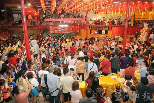 霹：封面主文／元宵节碰上大宝森节  新春活动闹哄哄 兴都庙现人海