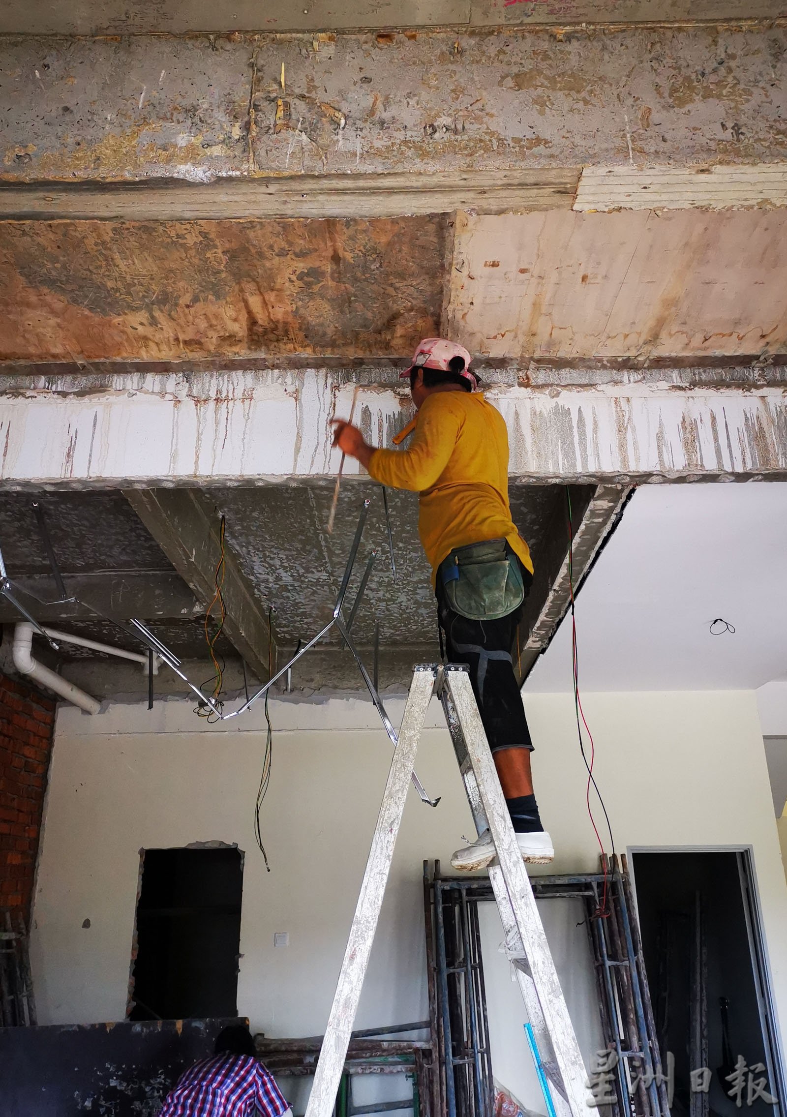 霹：封面主文／建筑业缺工人 外劳当起“承包商”
