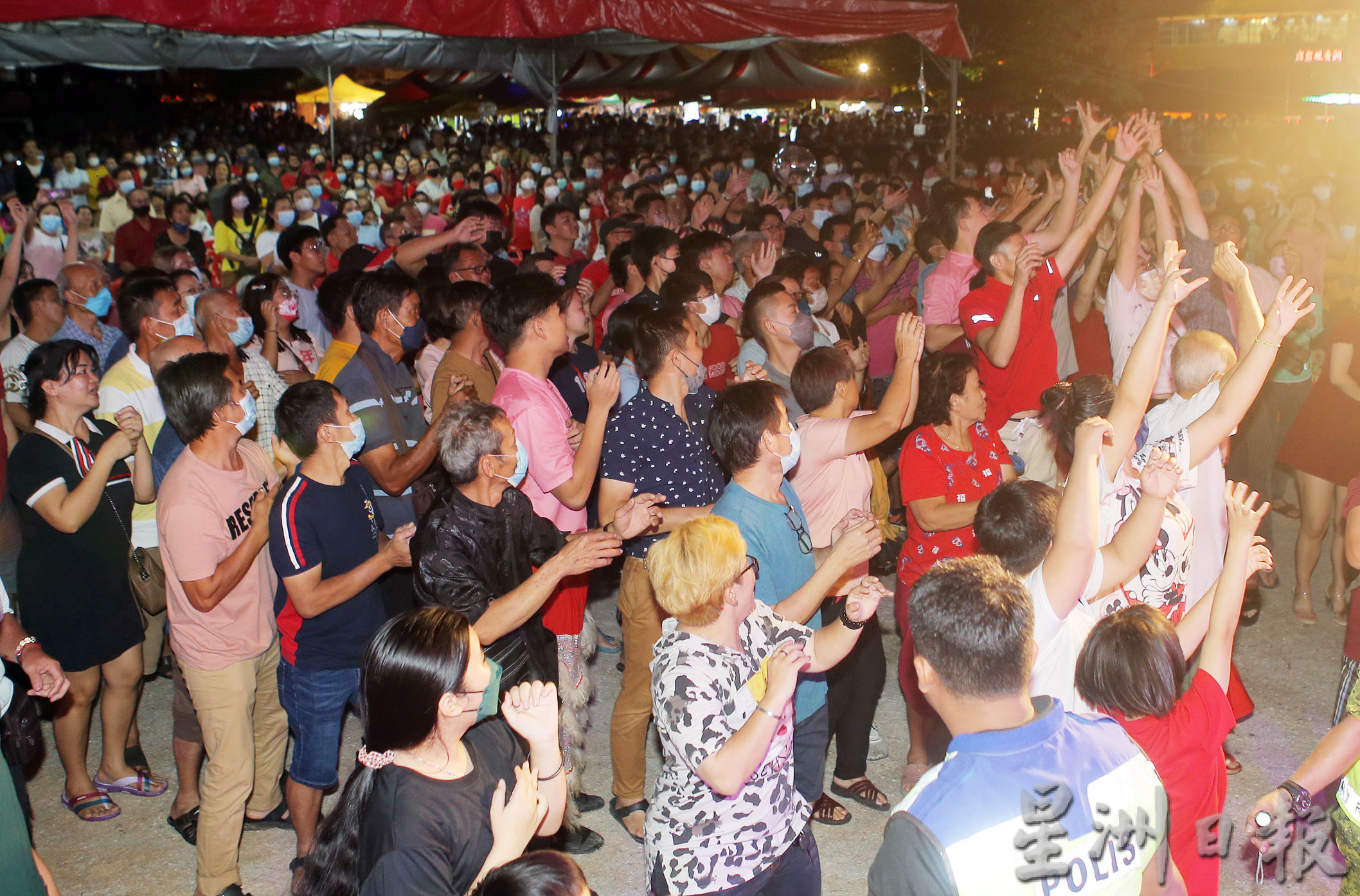 霹：封面主文／盛况更胜疫前 霹观音洞抛柑活动迎2万人次