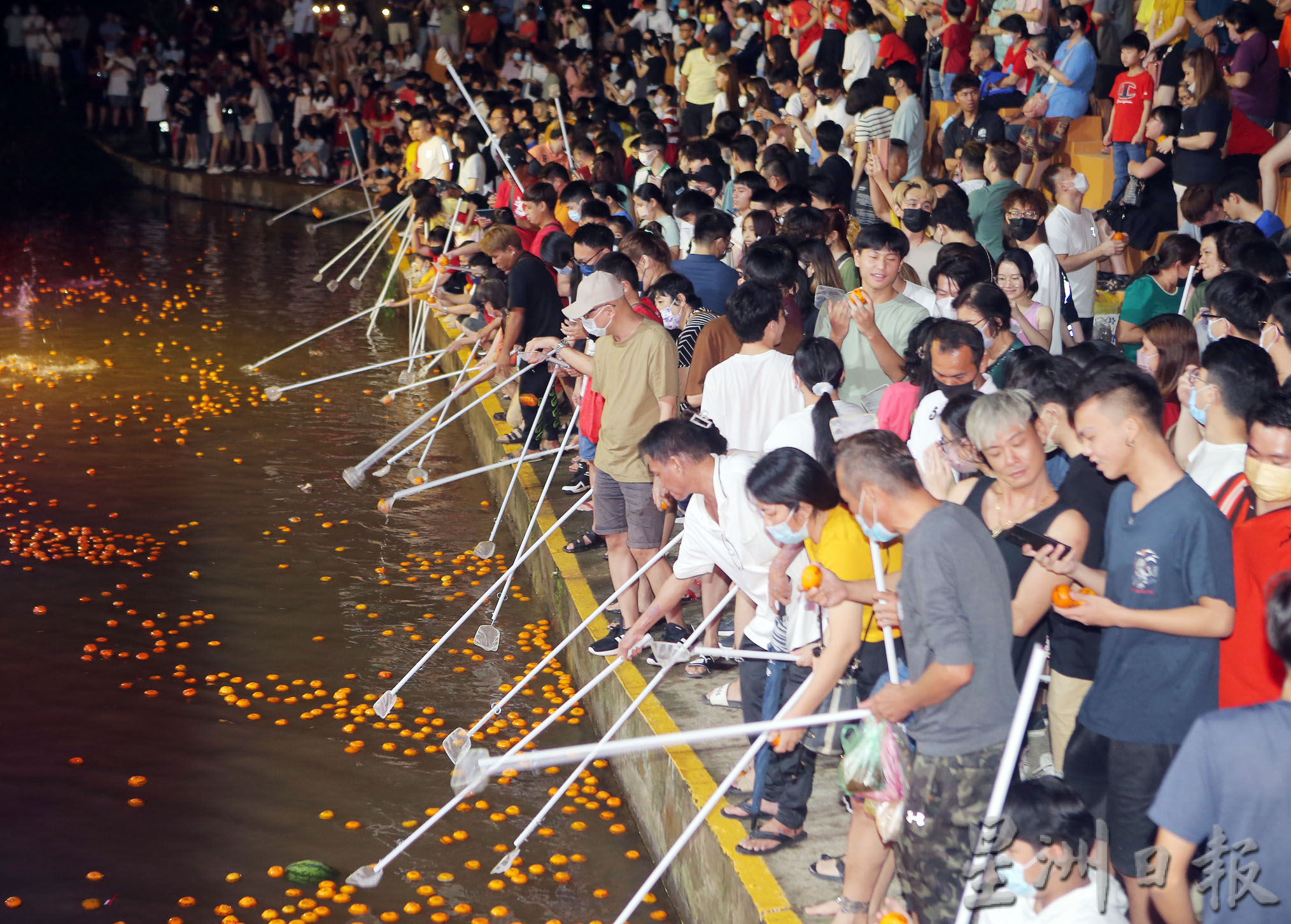 霹:封面主文/盛况更胜疫前 霹观音洞抛柑活动迎2万人次