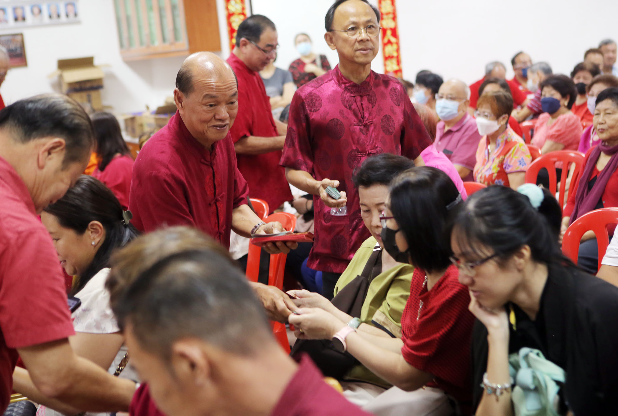 霹:第四版头/马来西亚会宁总会主办新春大团拜,场面气氛热闹