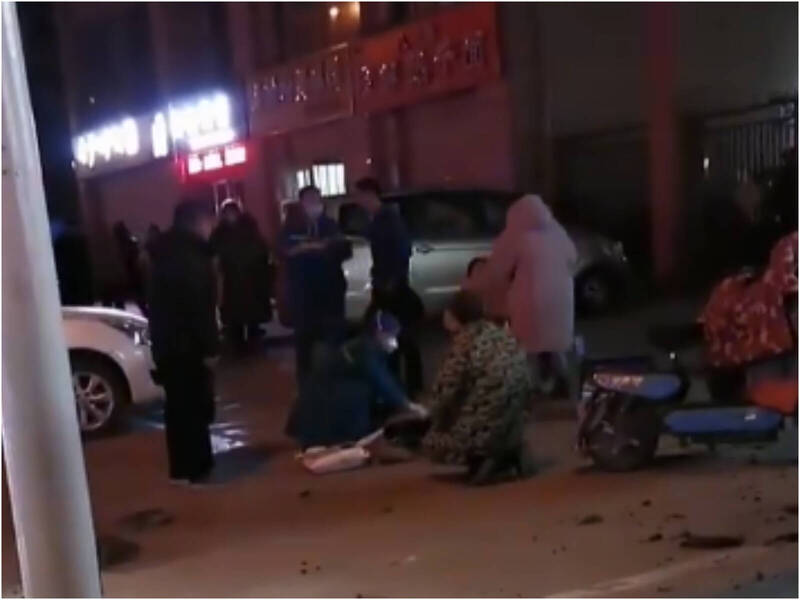 鞭炮扔下水道！7岁童当场遭炸死 2玩伴也受伤送医