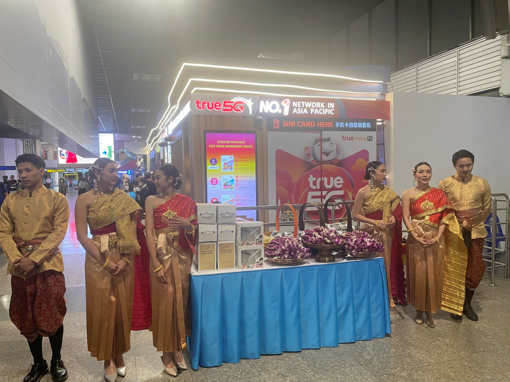 首个中国出境游旅行团抵达曼谷 泰国旅游局局长接机