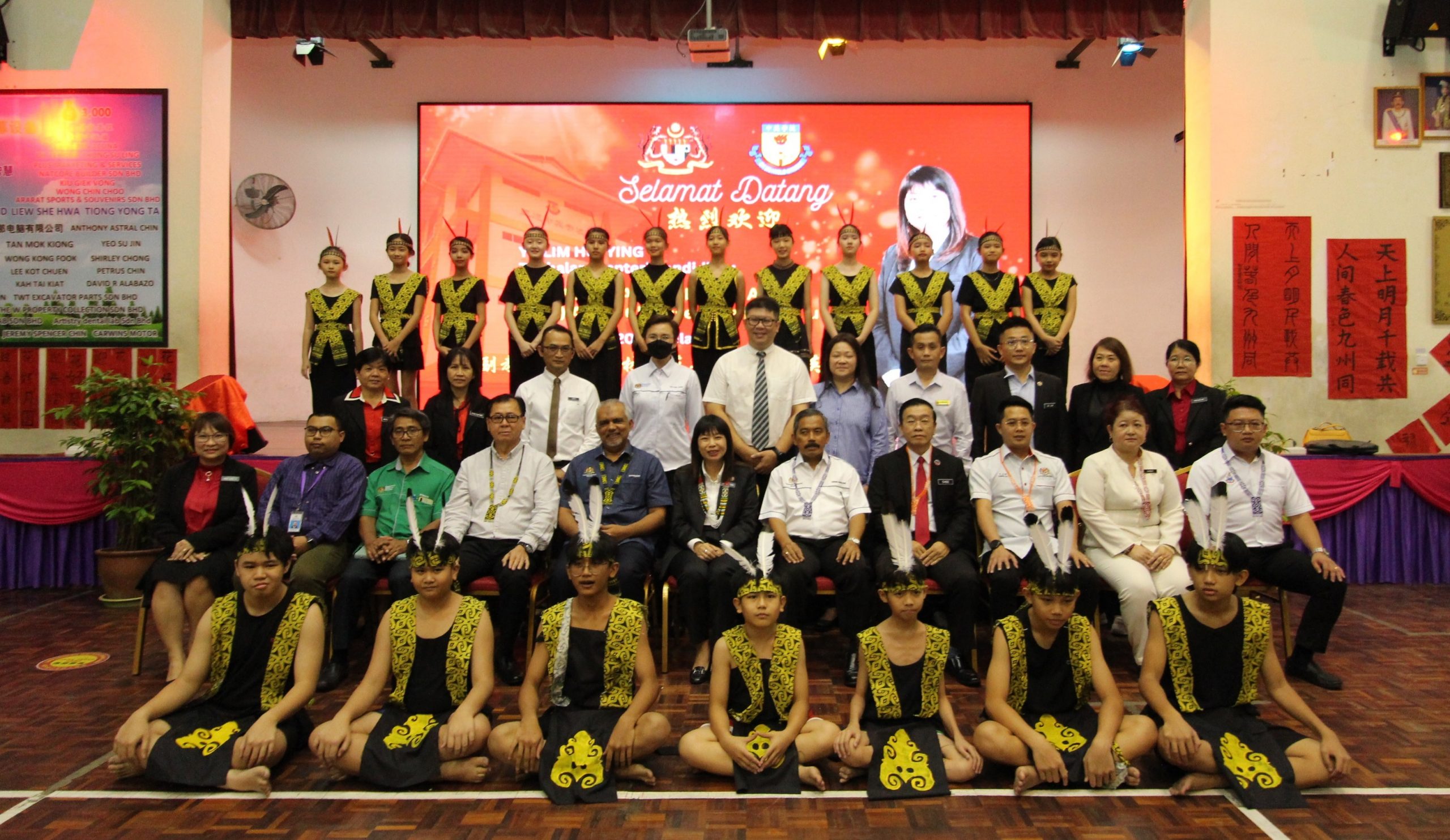 首次官访沙巴 林慧英给2华小带来大红包