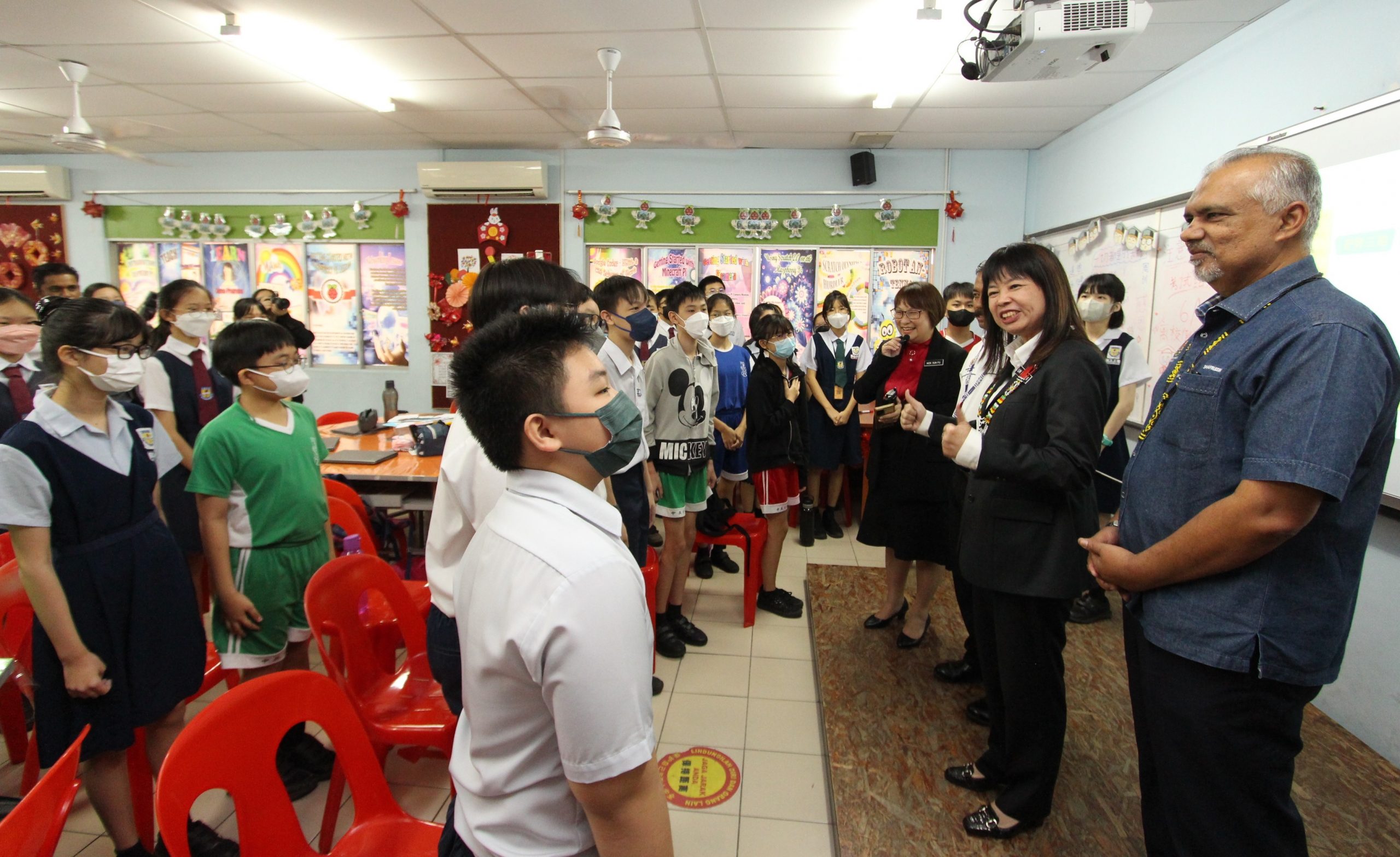 首次官访沙巴 林慧英给2华小带来大红包