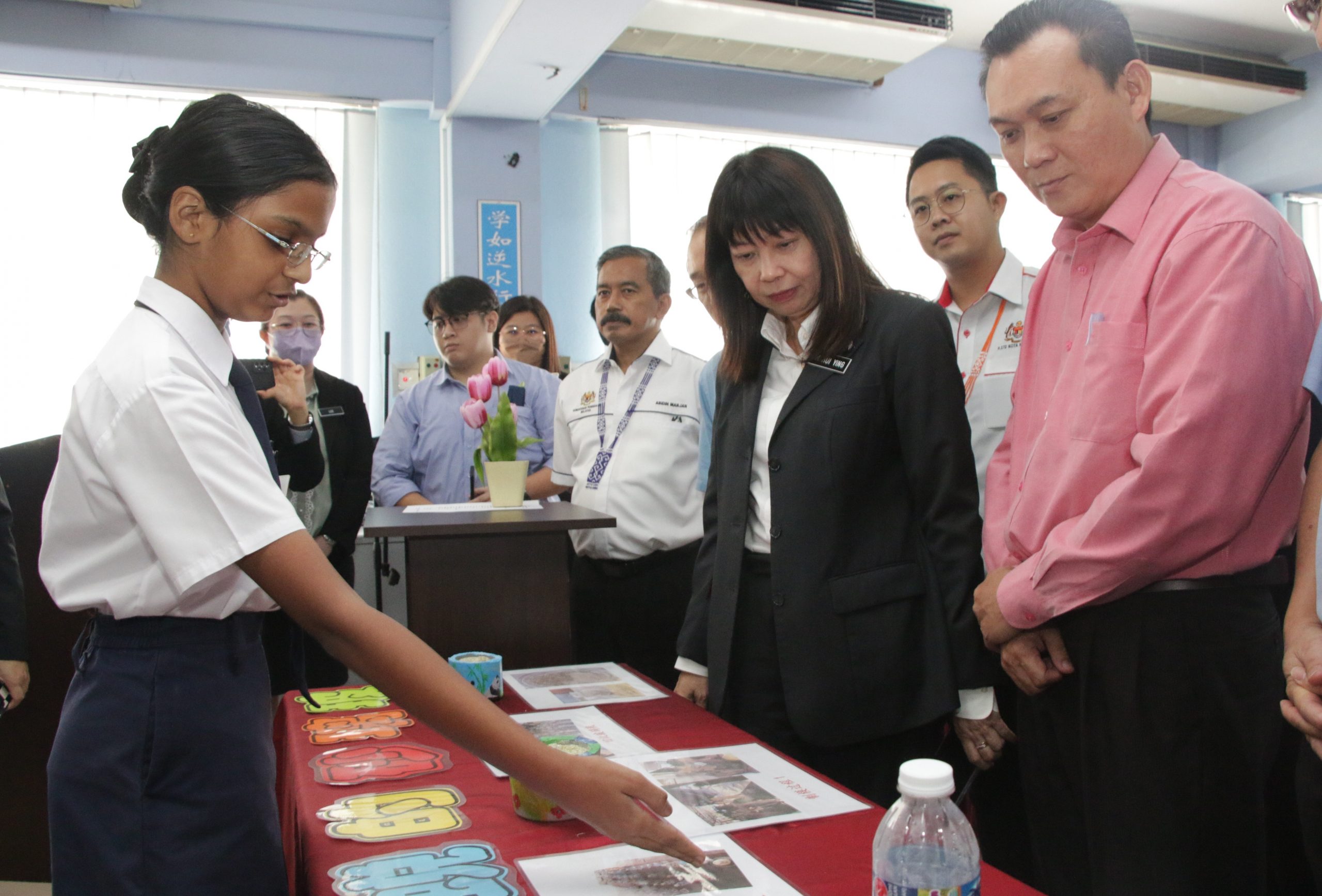 首次官访沙巴 林慧英给2华小带来大红包