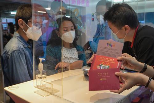 香港开始向旅客派发“香港有礼”消费优惠券