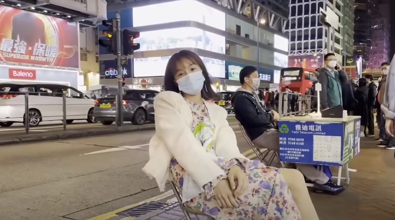 香港正妹街头“卖身葬父” “遗照”竟是中国导演徐纪周