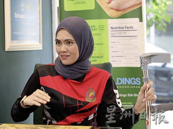 马主疑虐待!一家三口瘦骨嶙峋,街头垃圾堆觅食