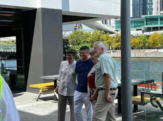 马云现身澳洲“穿布鞋喝可乐” 密访改变一生友人