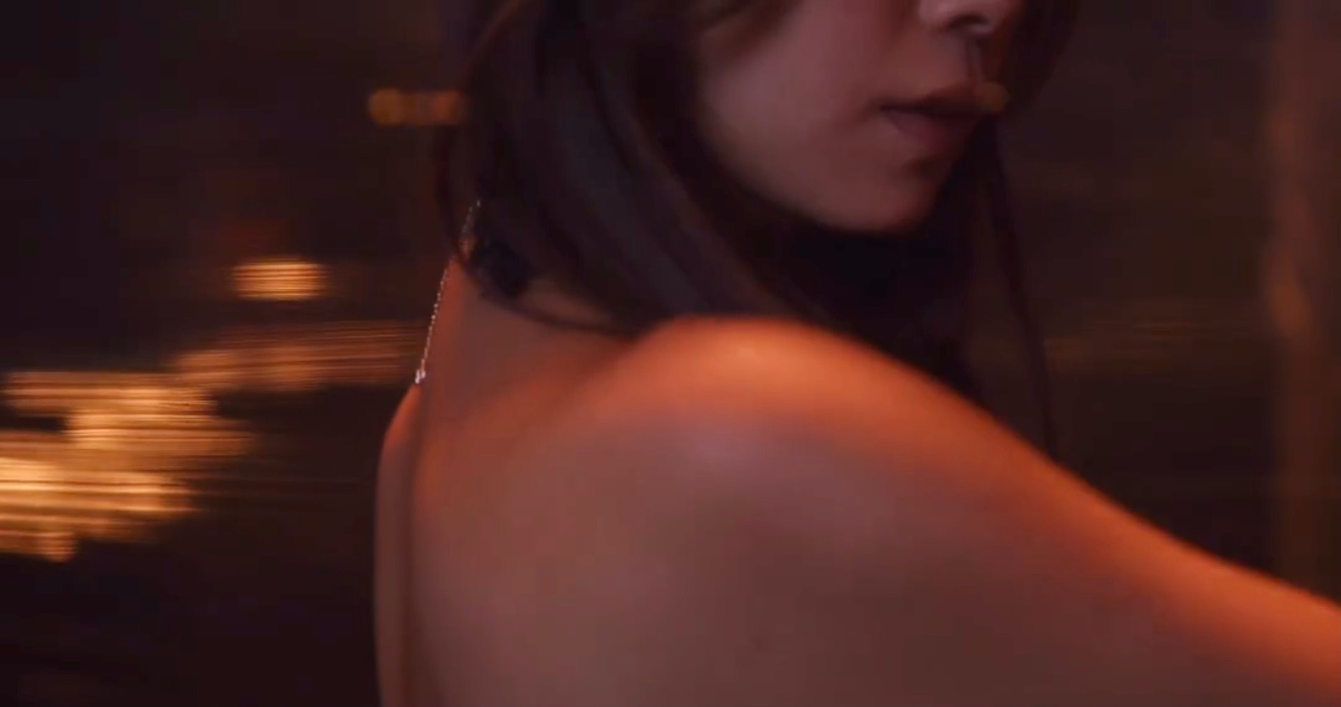 黄心颖妖艳裸背复出   转型做跳唱歌手