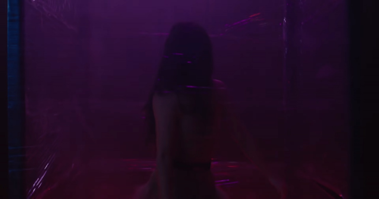 黄心颖妖艳裸背复出   转型做跳唱歌手