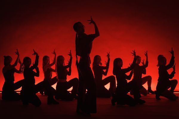 黄心颖妖艳裸背复出   转型做跳唱歌手