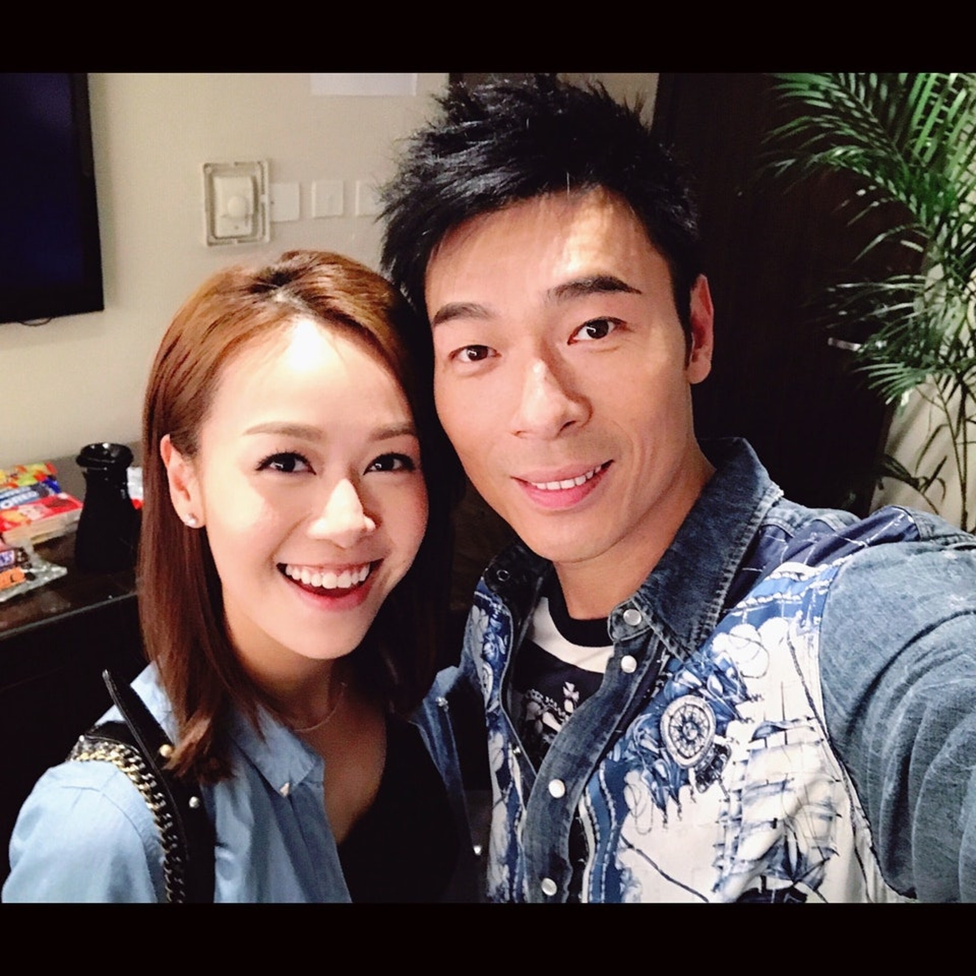 黄心颖妖艳裸背复出   转型做跳唱歌手