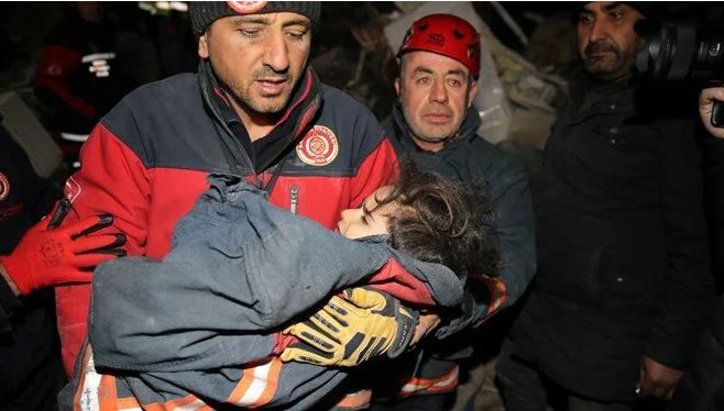 黄金72小时已过!救援队“废墟拉出一家3口”激动拍手:还有奇迹