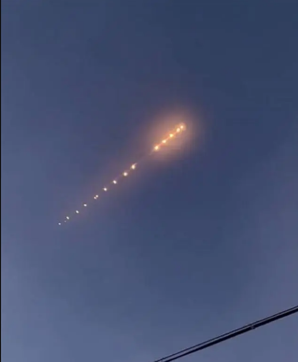 黑龙江上空现不明飞行物:一串光点整齐排列 速度极快