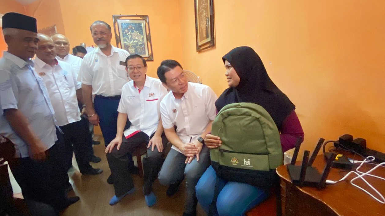 （全国版）倪可敏:全国30个人民组屋安装无线网络，受惠居民可享9个月免费上网。