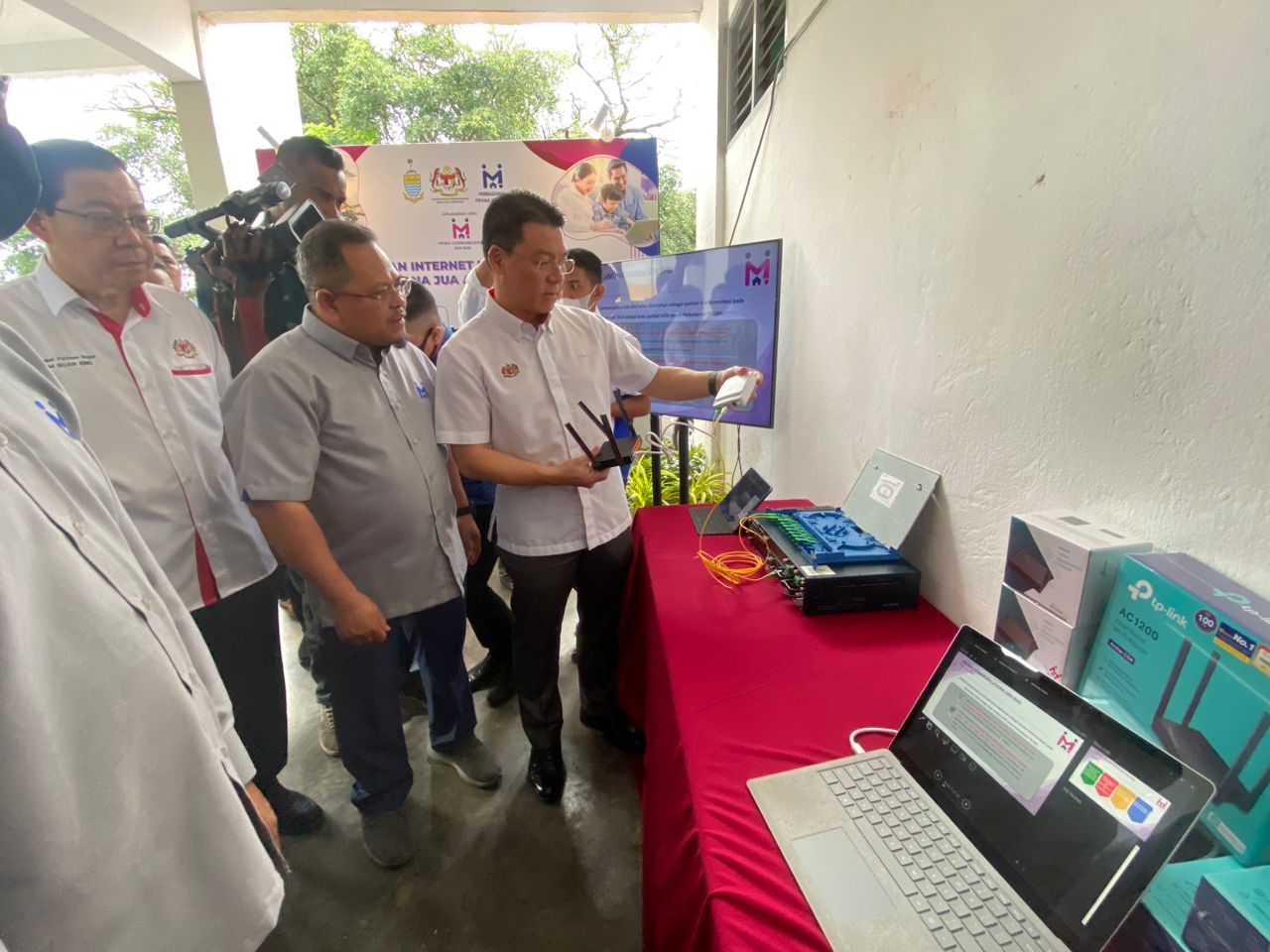 （全国版）倪可敏:全国30个人民组屋安装无线网络，受惠居民可享9个月免费上网。