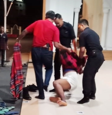 双弄前州议员到清真寺听布道,捐款突被发狂疯男殴伤