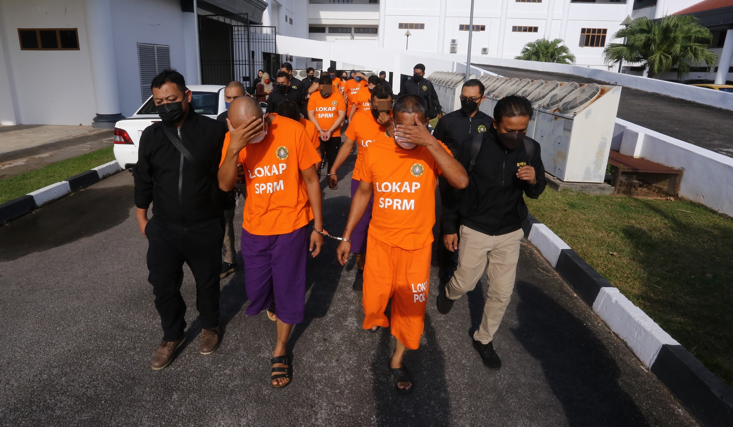 反贪会雷霆取缔贿赂海上作业，3政府机构9官员涉贪被捕