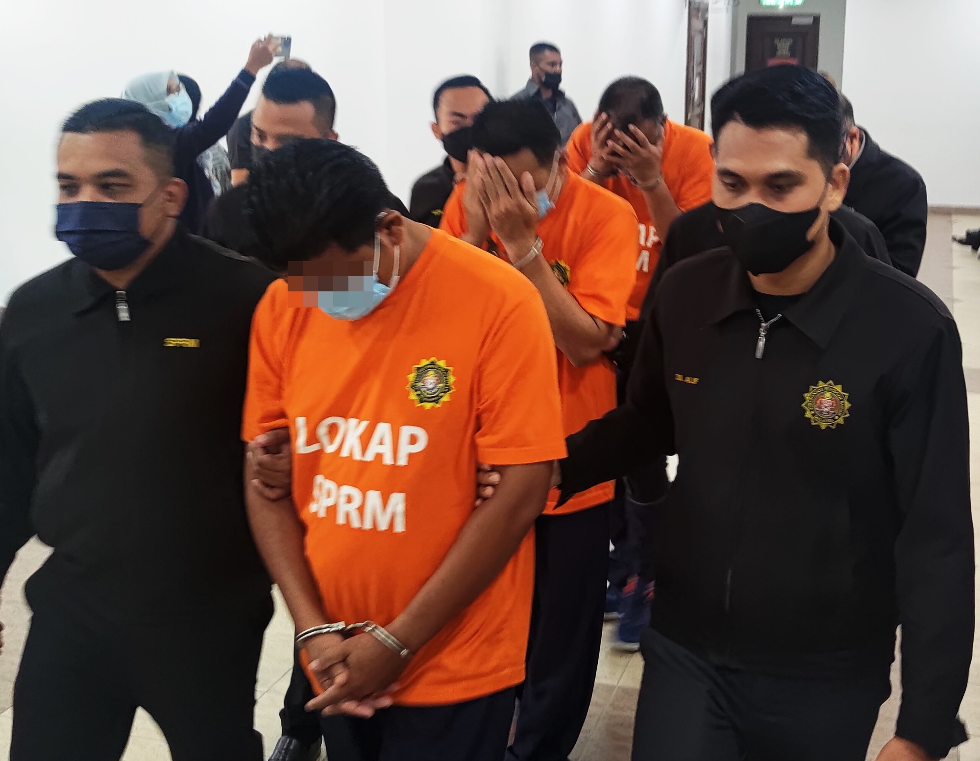 反贪会雷霆取缔贿赂海上作业，3政府机构9官员涉贪被捕