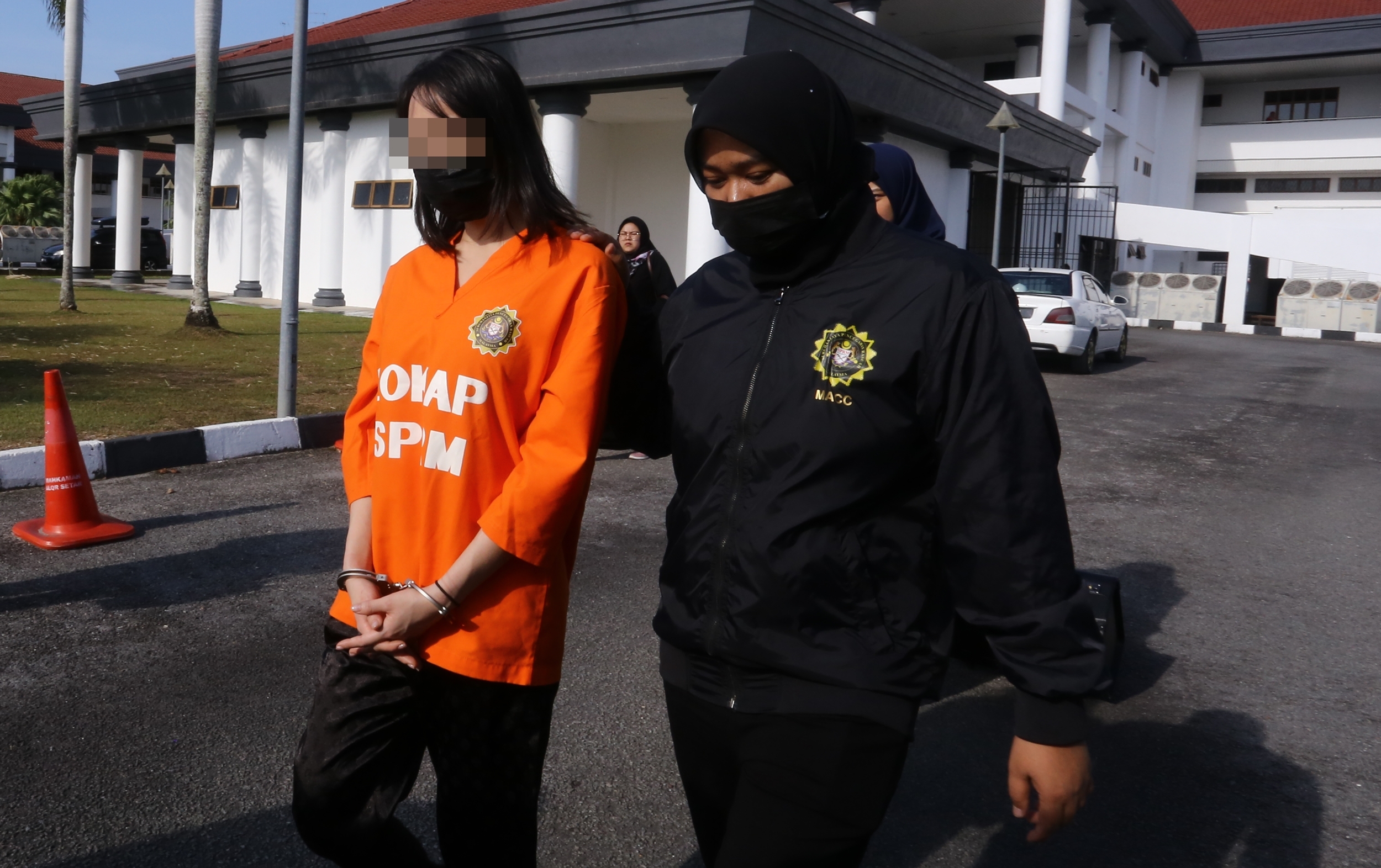 反贪会雷霆取缔贿赂海上作业，3政府机构9官员涉贪被捕