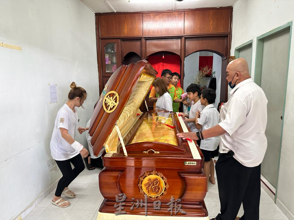 (全国版)周秀镁举殡