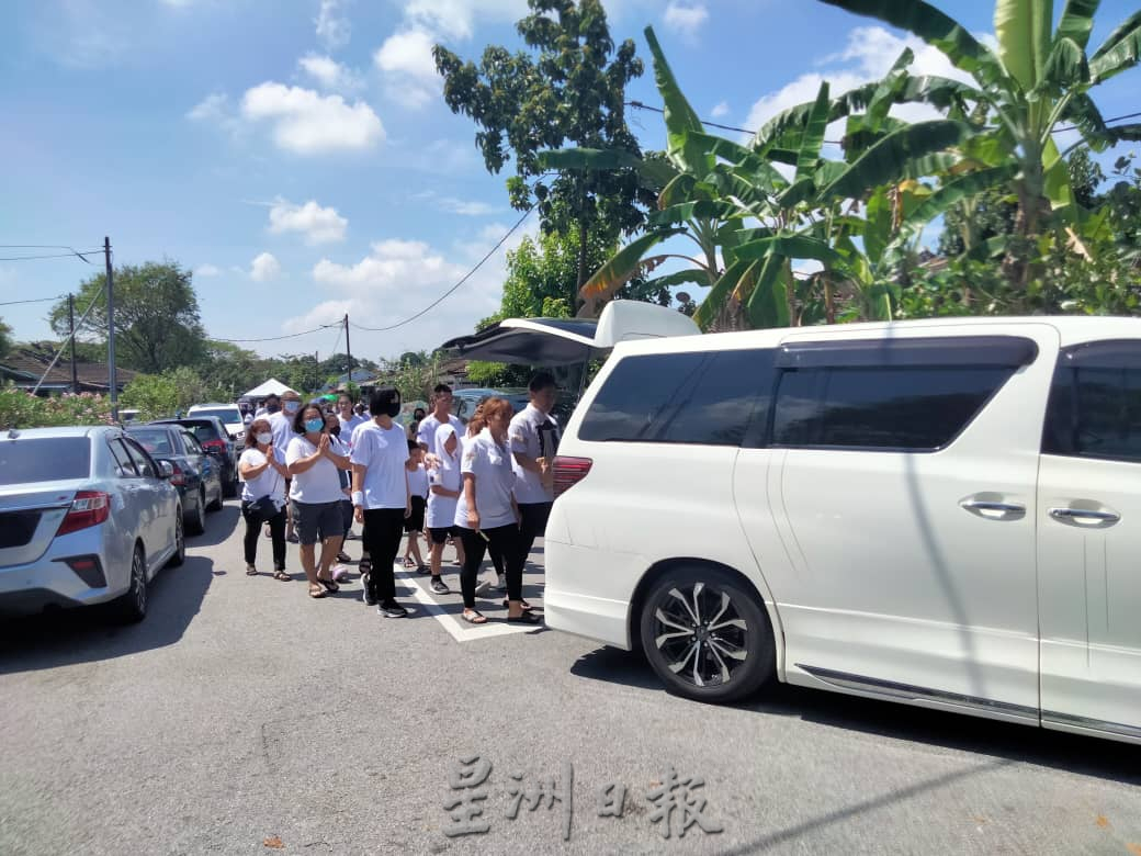 (全国版)周秀镁举殡