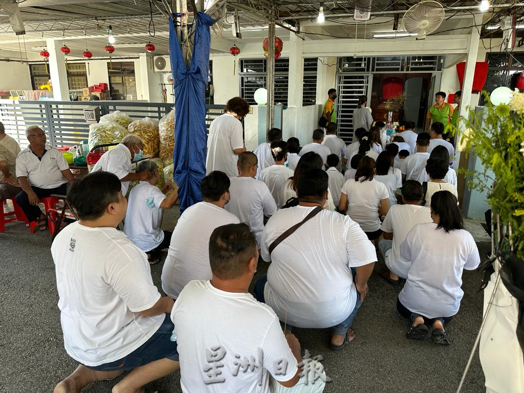 (全国版)周秀镁举殡