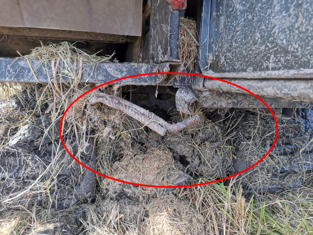 (全国版)稻田罕见意外,割稻机卡泥沼,动用另一辆割稻机助拉车,铁钩扯断卷链致男子割喉死