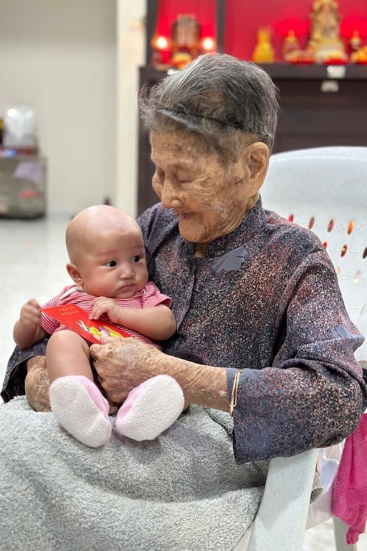 (古城封底主文)105岁人瑞何凤喜·笑过每一天
