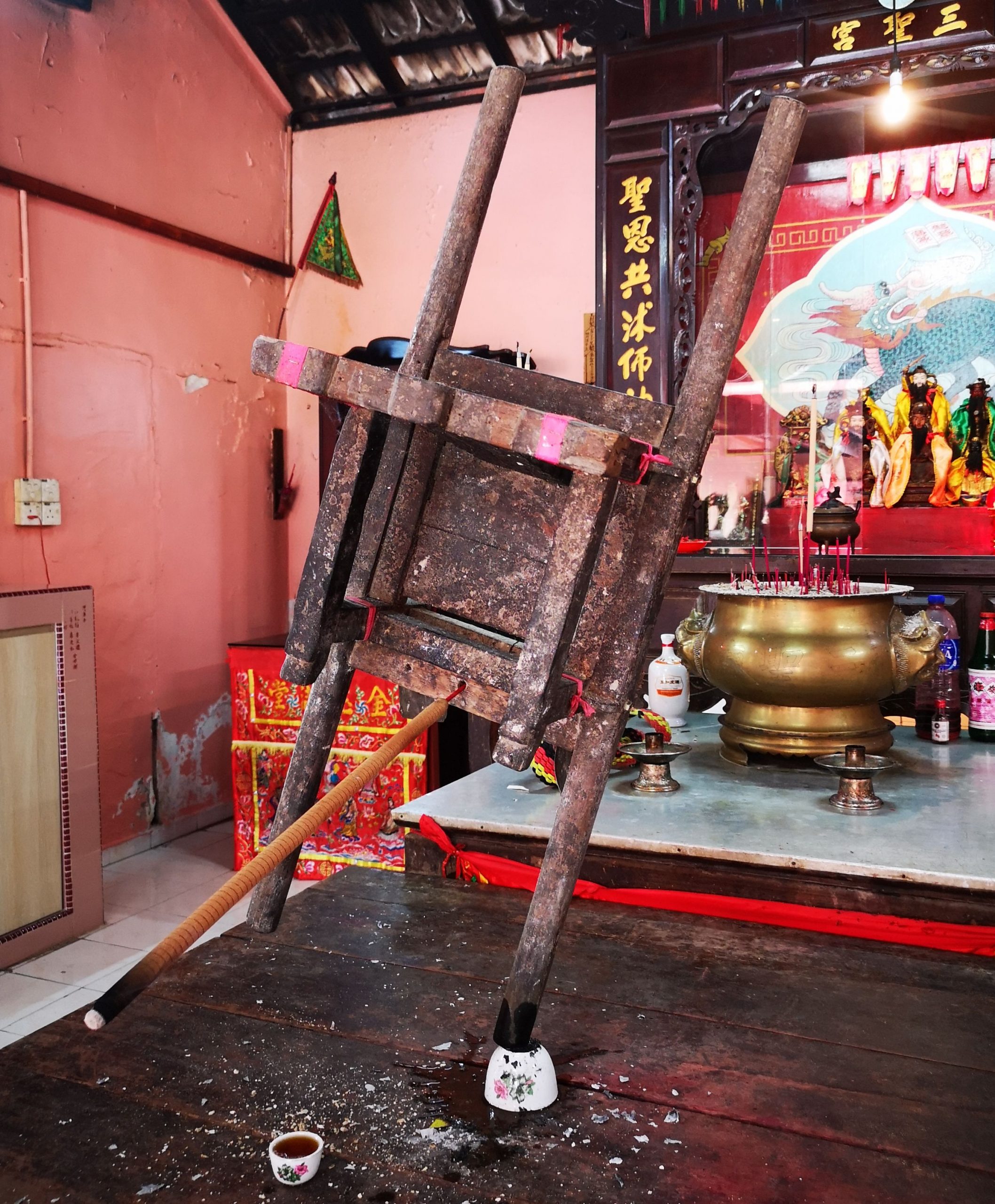 (古城封底主文)《庙堂之旅》新邦牙令逾百年老庙三圣庙 座主木轿单脚踩茶杯直立不倒 令人啧啧称奇