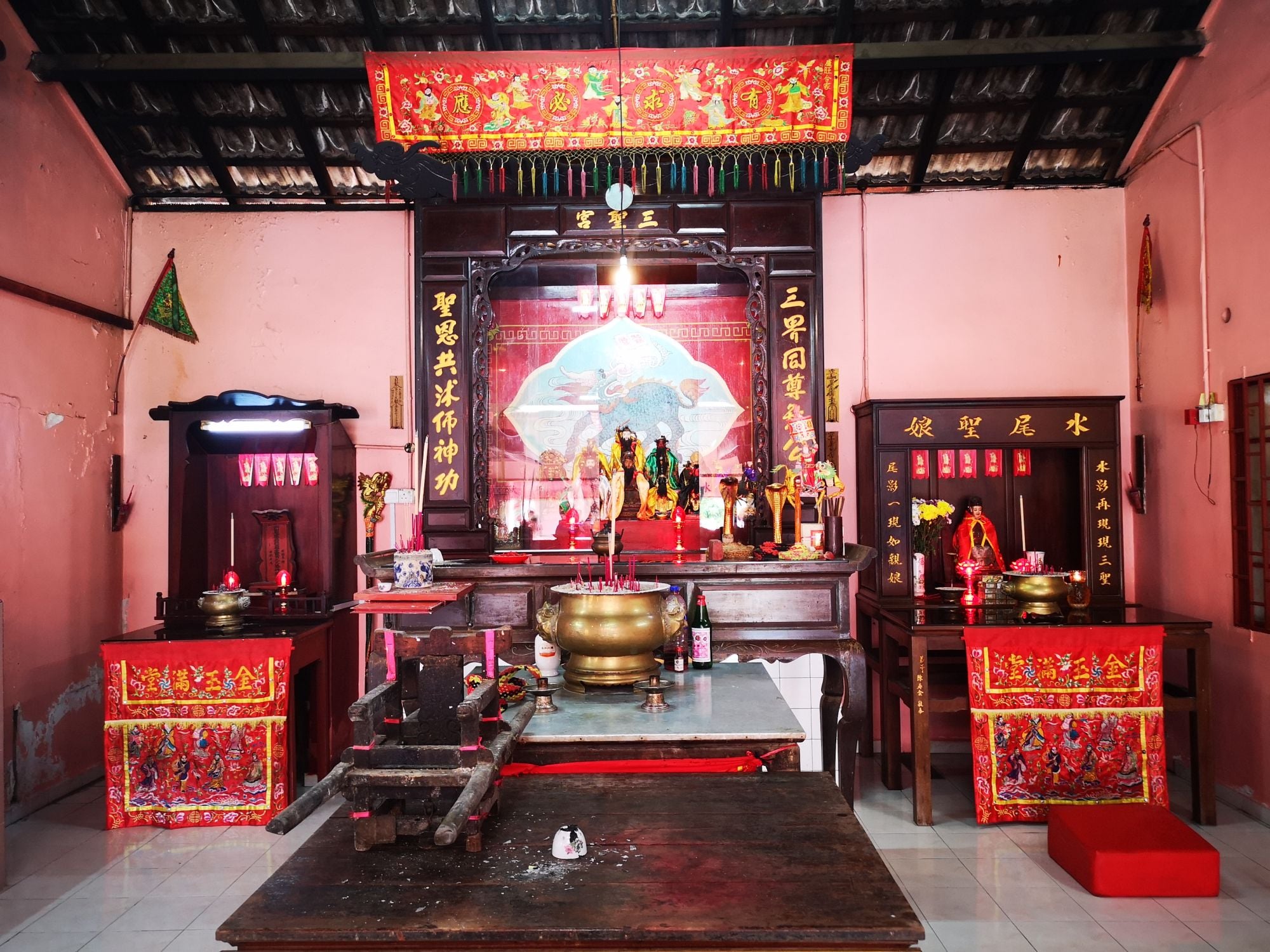 (古城封底主文)《庙堂之旅》新邦牙令逾百年老庙三圣庙 座主木轿单脚踩茶杯直立不倒 令人啧啧称奇