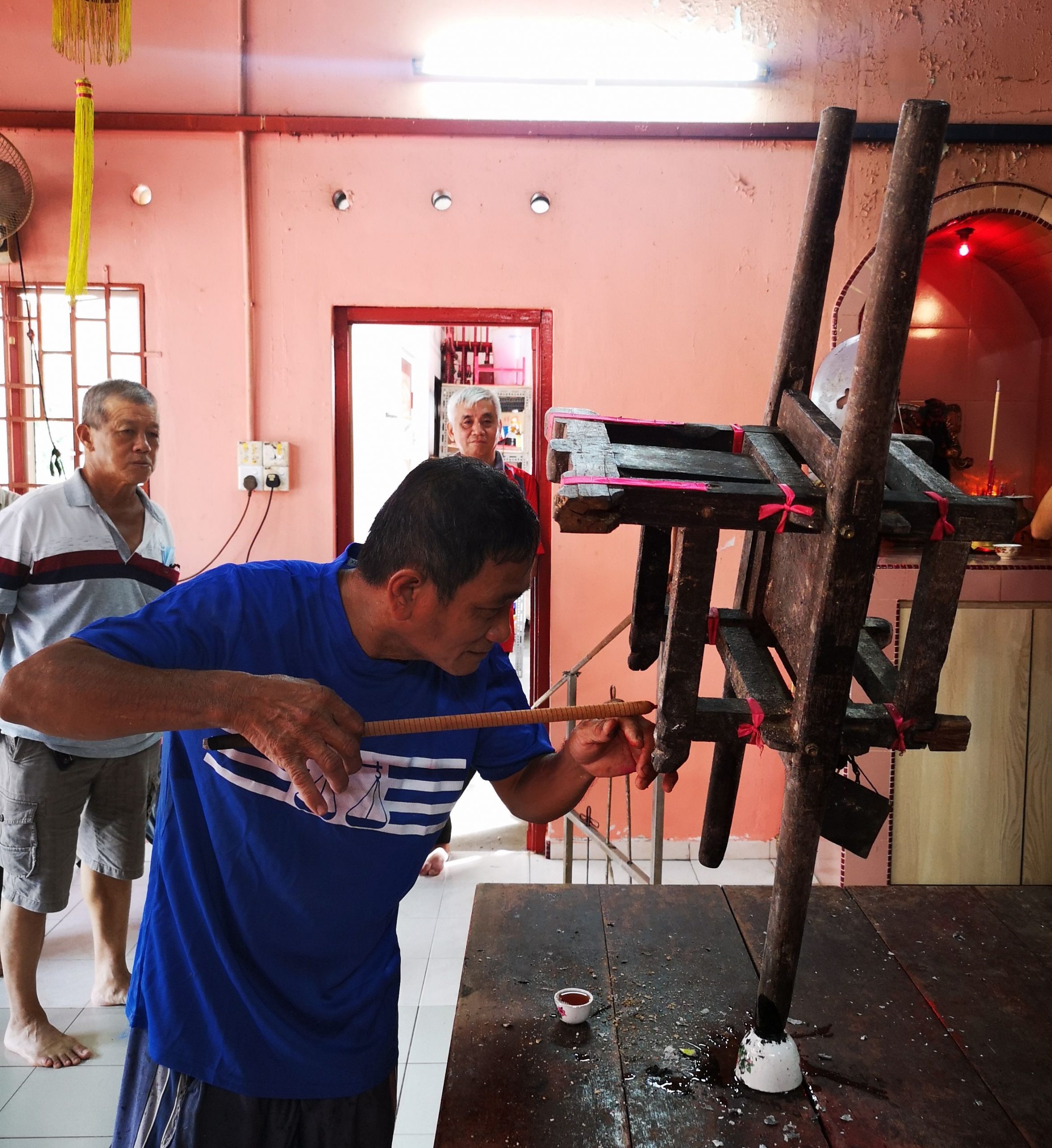 (古城封底主文)《庙堂之旅》新邦牙令逾百年老庙三圣庙 座主木轿单脚踩茶杯直立不倒 令人啧啧称奇