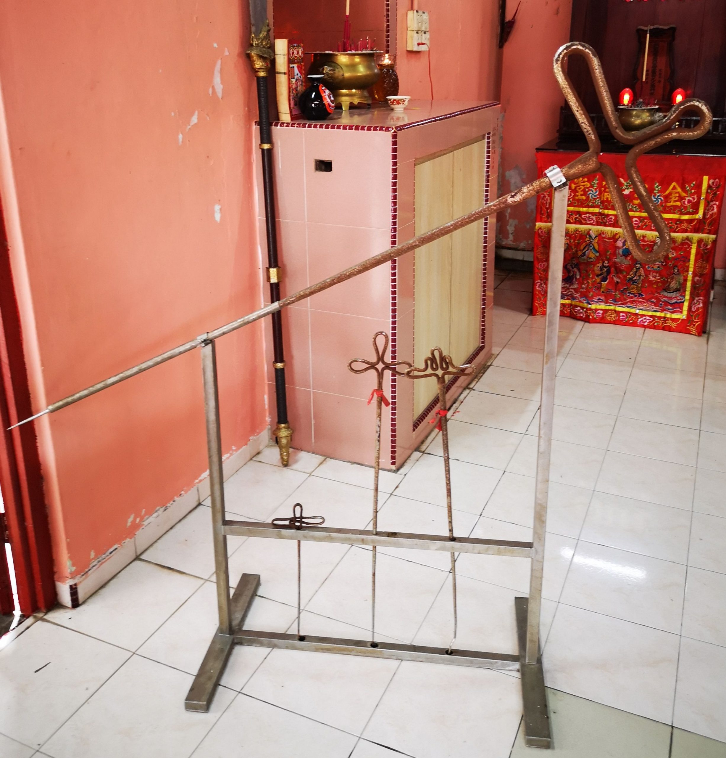 (古城封底主文)《庙堂之旅》新邦牙令逾百年老庙三圣庙 座主木轿单脚踩茶杯直立不倒 令人啧啧称奇